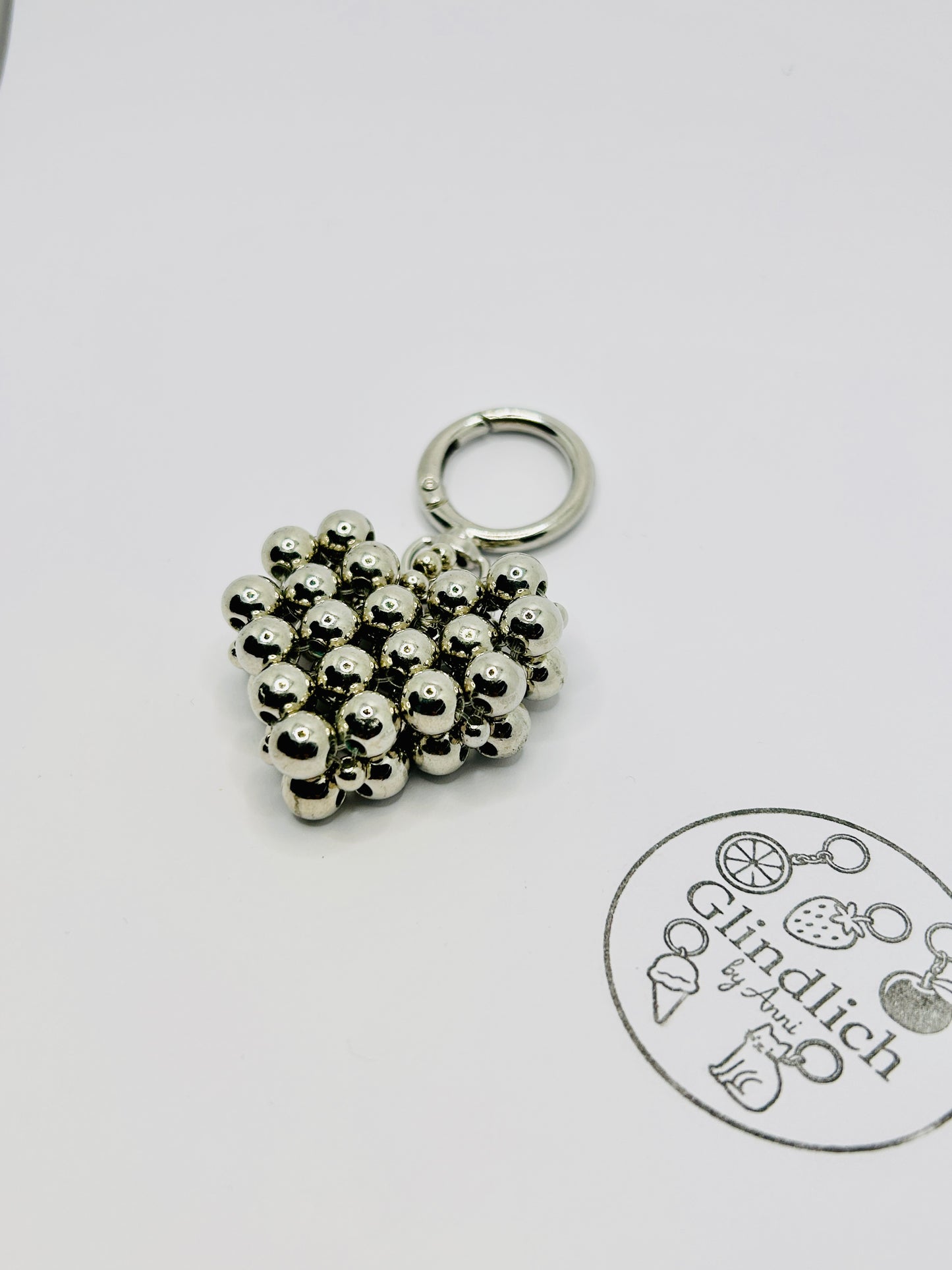 Silber Herz Taschenanhänger. Metallperlen Schlüsselanhänger. Modernes Accessoire für Tasche oder Rucksack