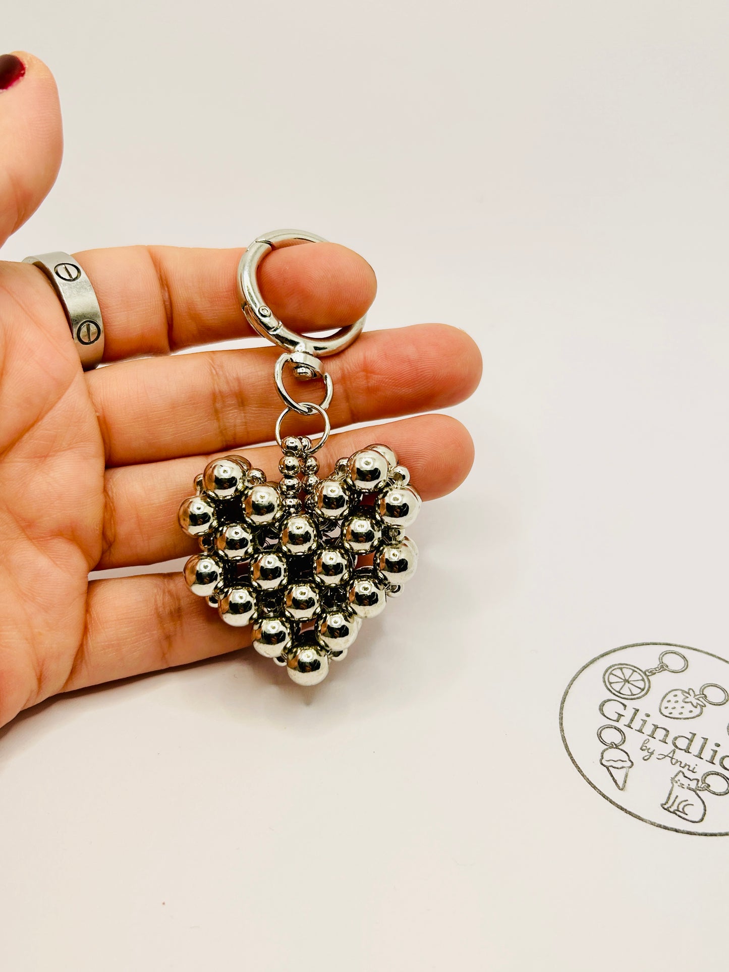 Silber Herz Taschenanhänger. Metallperlen Schlüsselanhänger. Modernes Accessoire für Tasche oder Rucksack