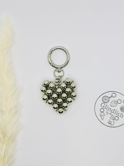 Silber Herz Taschenanhänger. Metallperlen Schlüsselanhänger. Modernes Accessoire für Tasche oder Rucksack