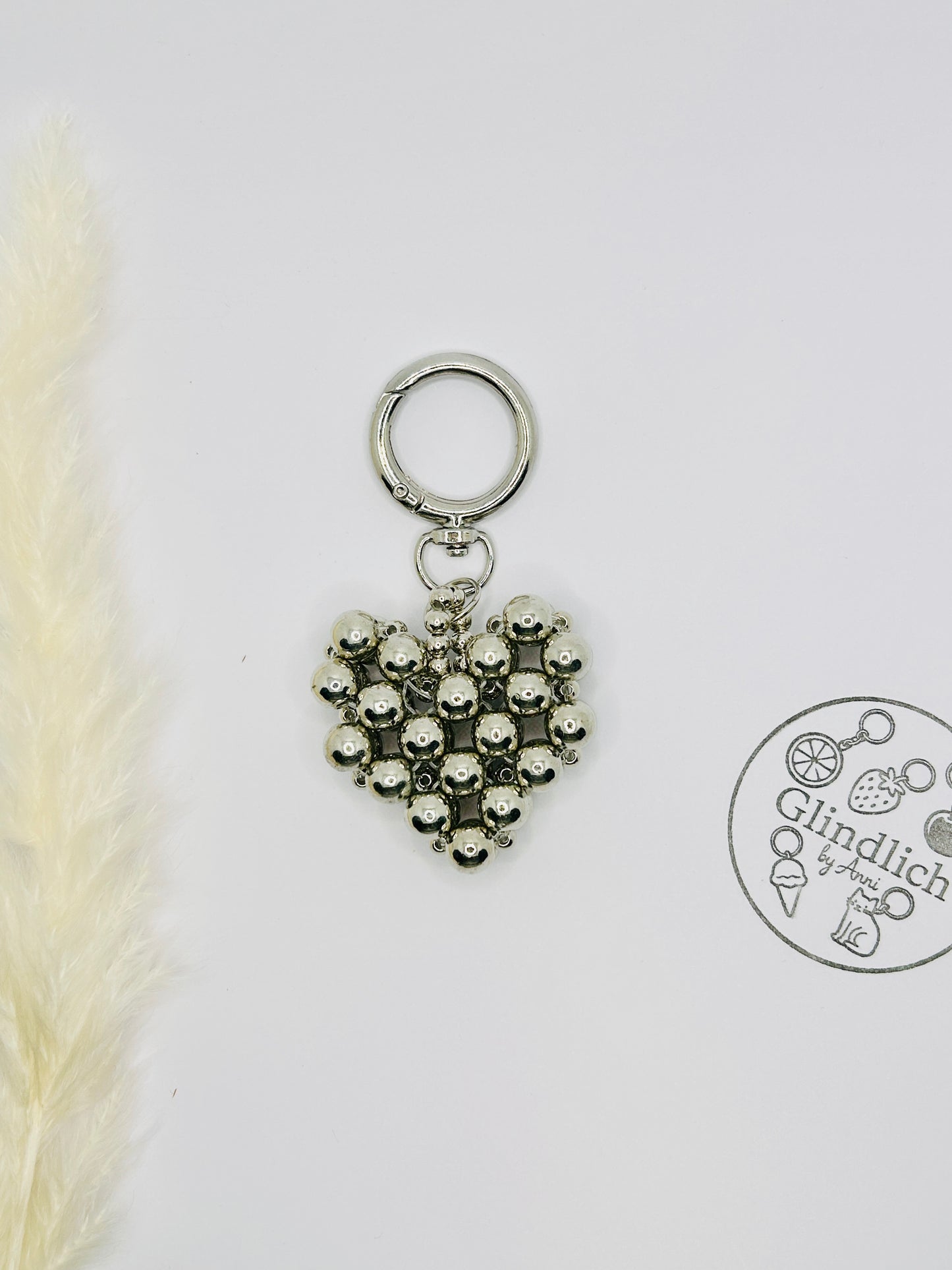 Silber Herz Taschenanhänger. Metallperlen Schlüsselanhänger. Modernes Accessoire für Tasche oder Rucksack