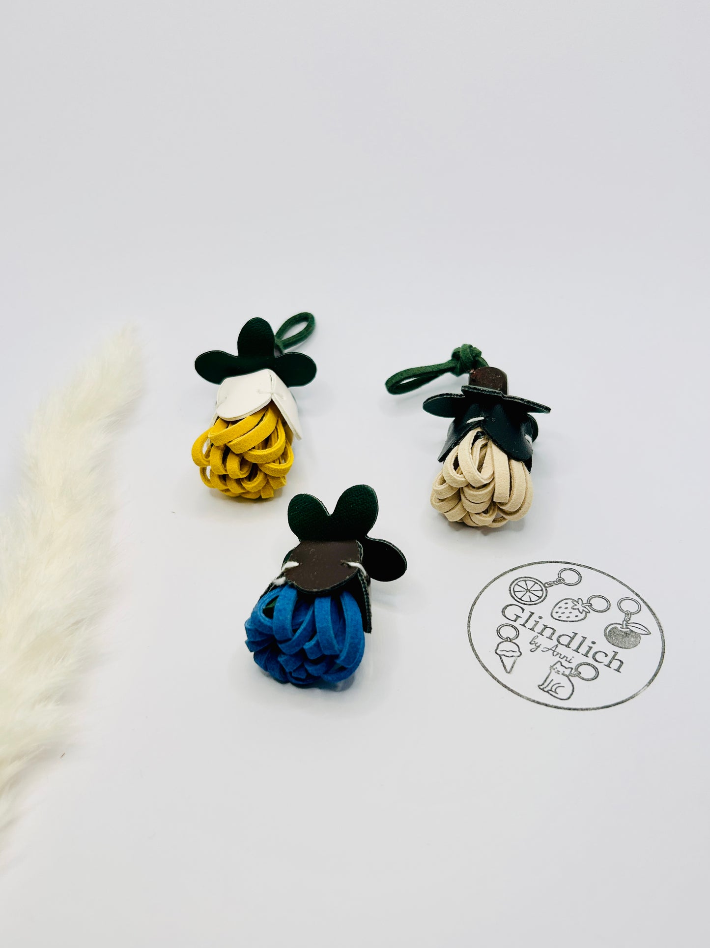 Blütenanhänger. Taschenanhänger in Blumenform. Accessoire aus Kunstleder in Blau, Gelb oder Natur