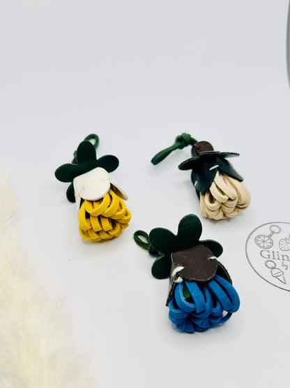 Blütenanhänger. Taschenanhänger in Blumenform. Accessoire aus Kunstleder in Blau, Gelb oder Natur