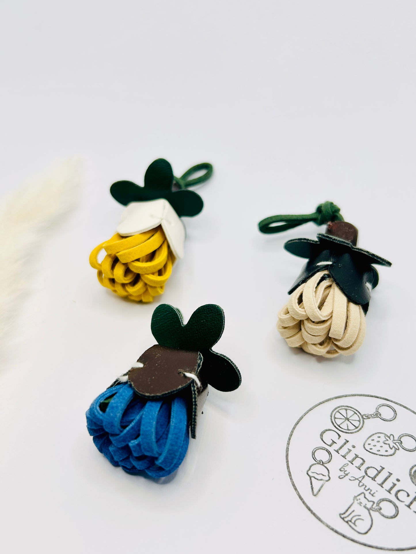 Blütenanhänger. Taschenanhänger in Blumenform. Accessoire aus Kunstleder in Blau, Gelb oder Natur