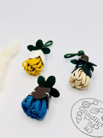 Blütenanhänger. Taschenanhänger in Blumenform. Accessoire aus Kunstleder in Blau, Gelb oder Natur
