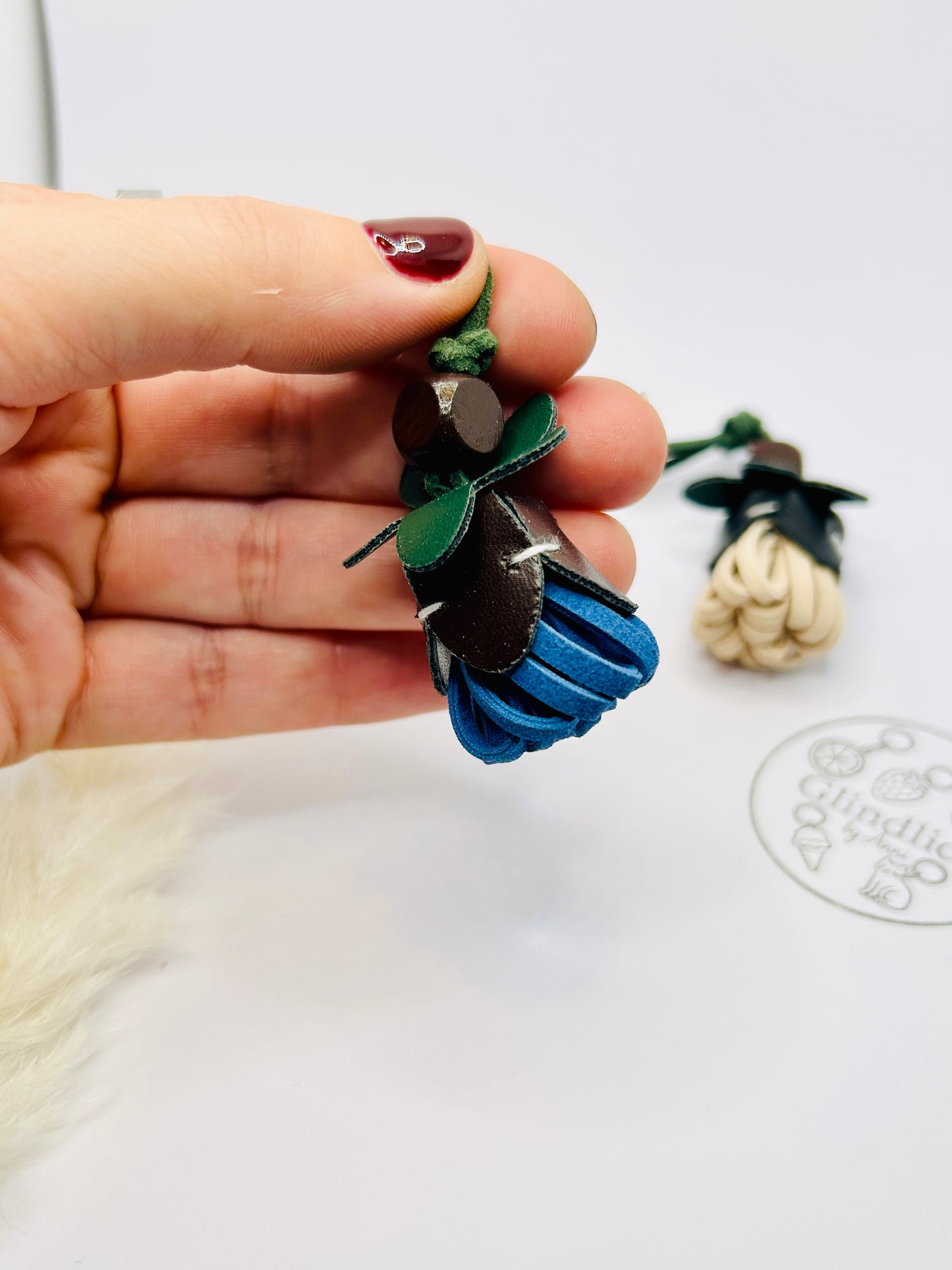 Blütenanhänger. Taschenanhänger in Blumenform. Accessoire aus Kunstleder in Blau, Gelb oder Natur