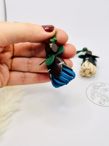 Blütenanhänger. Taschenanhänger in Blumenform. Accessoire aus Kunstleder in Blau, Gelb oder Natur