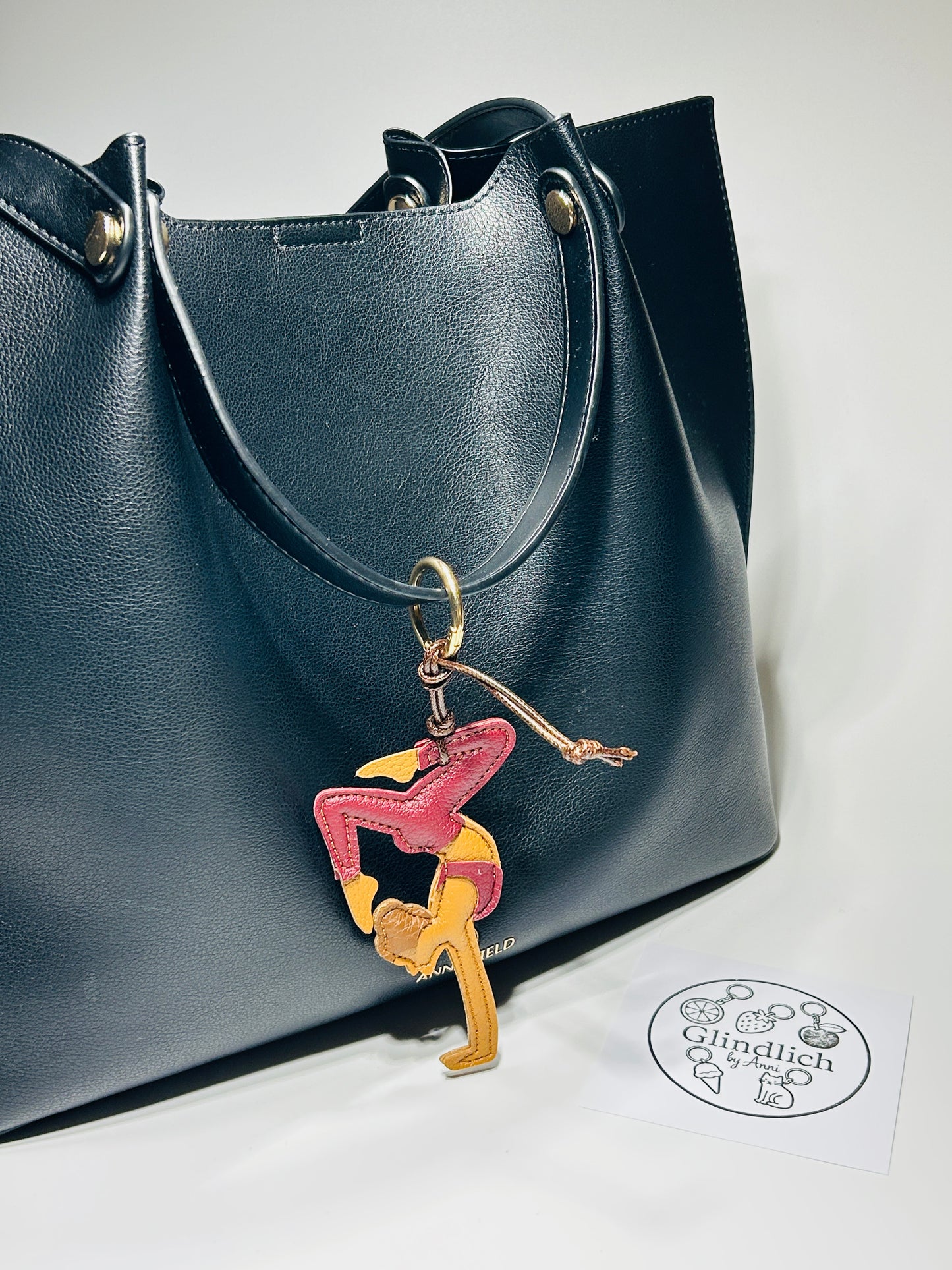 Yoga Mädchen als Taschenanhänger. Geschenk für Pilates Fans. Kunstleder in Bordeaux.