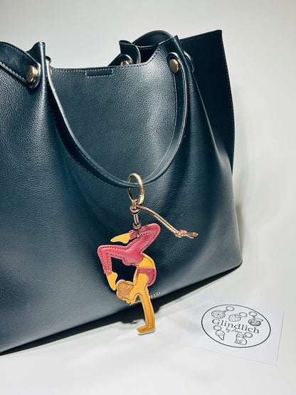 Yoga Mädchen als Taschenanhänger. Geschenk für Pilates Fans. Kunstleder in Bordeaux.