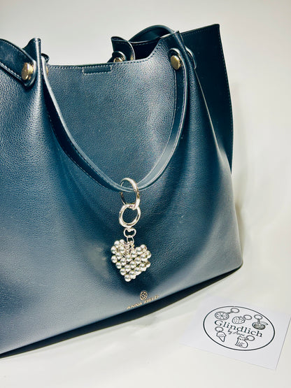 Silber Herz Taschenanhänger. Metallperlen Schlüsselanhänger. Modernes Accessoire für Tasche oder Rucksack
