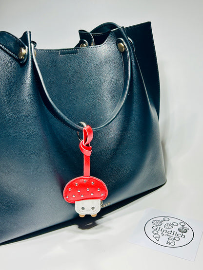 Roter Pilz Schlüsselanhänger. Taschenanhänger Kunstleder Optik. Verspieltes Geschenk Damen. Deko für Handtasche Rucksack Schlüssel