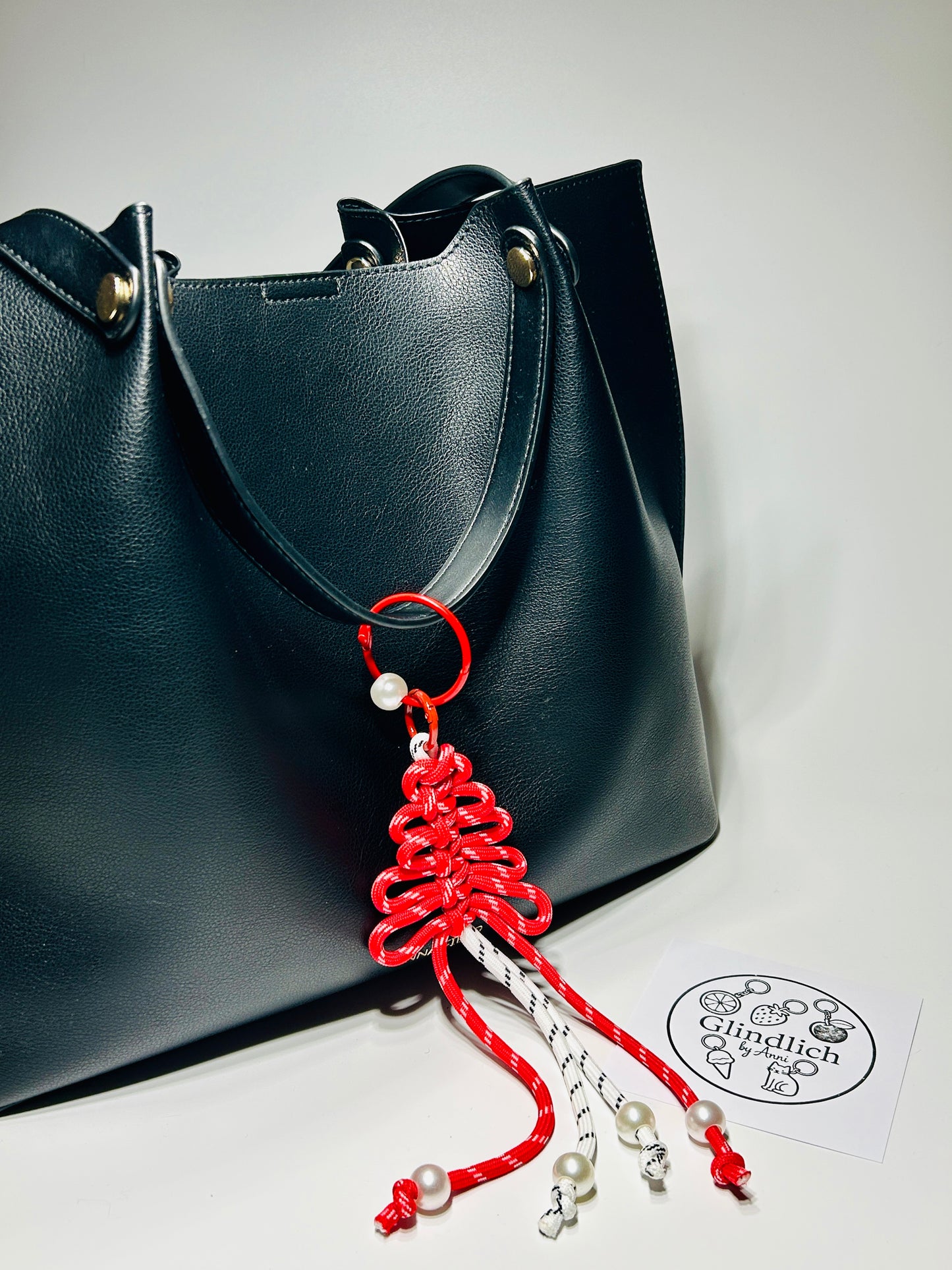 Weihnachtsbaum Taschenanhänger. Geflochtener Paracord Anhänger mit Perlen. Roter oder Grüner Knotenanhänger