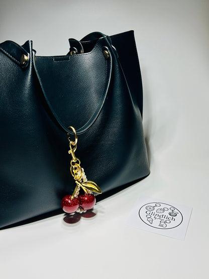 Funkelnder Kirsch-Anhänger. Funkelnder Schlüsselanhänger mit Perlen und Karabiner. In zwei Größen. Gold Cherry Bag Charm