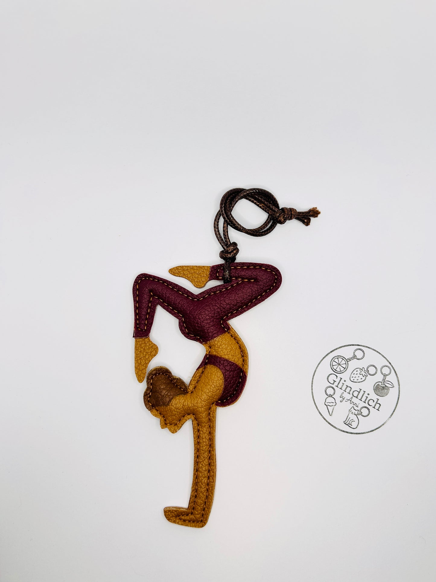 Yoga Mädchen als Taschenanhänger. Geschenk für Pilates Fans. Kunstleder in Bordeaux.