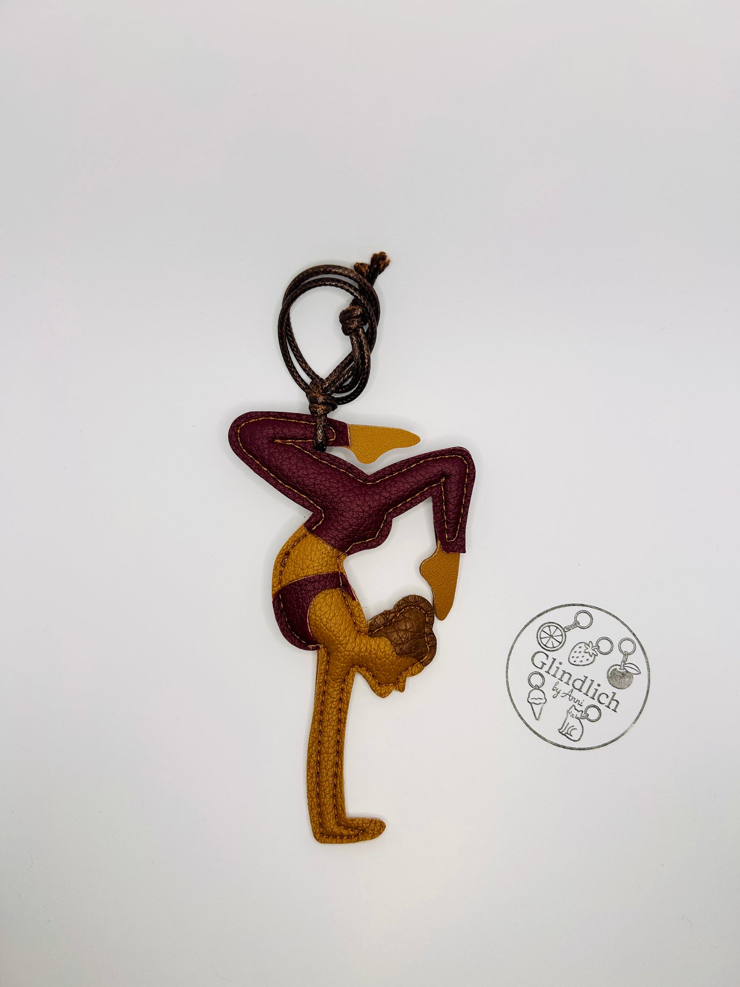 Yoga Mädchen als Taschenanhänger. Geschenk für Pilates Fans. Kunstleder in Bordeaux.