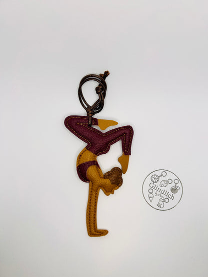 Yoga Mädchen als Taschenanhänger. Geschenk für Pilates Fans. Kunstleder in Bordeaux.