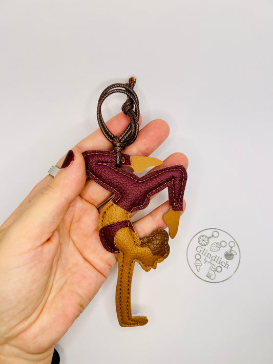 Yoga Mädchen als Taschenanhänger. Geschenk für Pilates Fans. Kunstleder in Bordeaux.