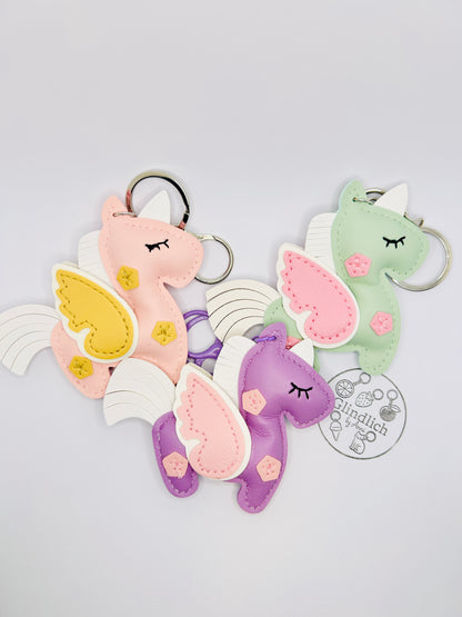 Einhorn Schlüsselanhänger Bunt. Märchenhaftes Accessoire mit Karabiner