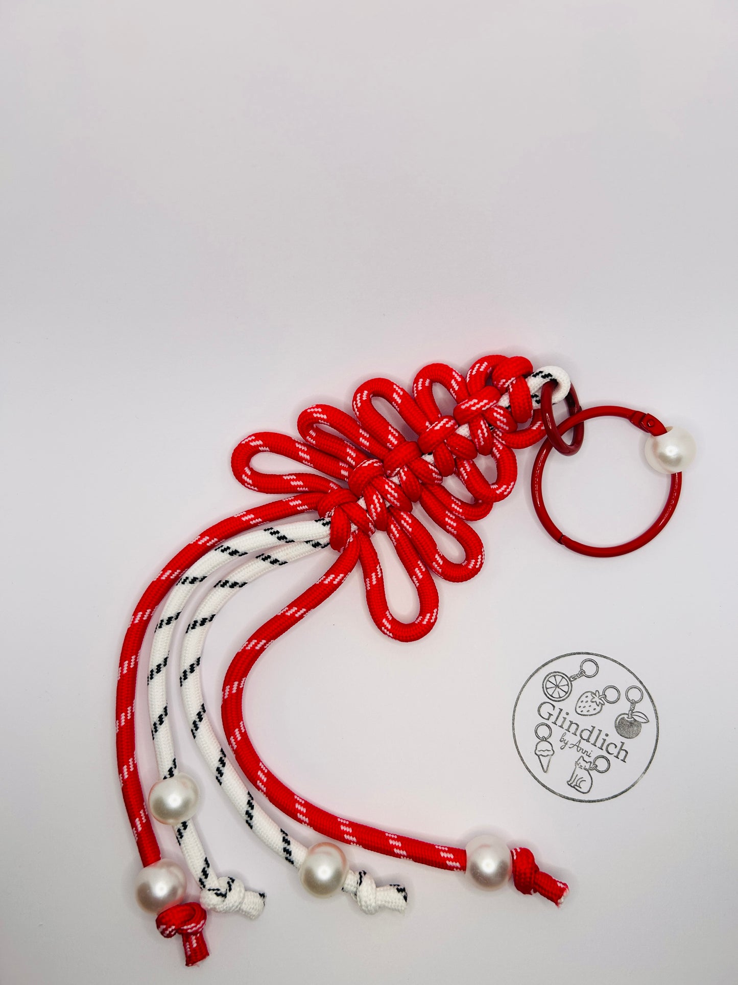 Weihnachtsbaum Taschenanhänger. Geflochtener Paracord Anhänger mit Perlen. Roter oder Grüner Knotenanhänger