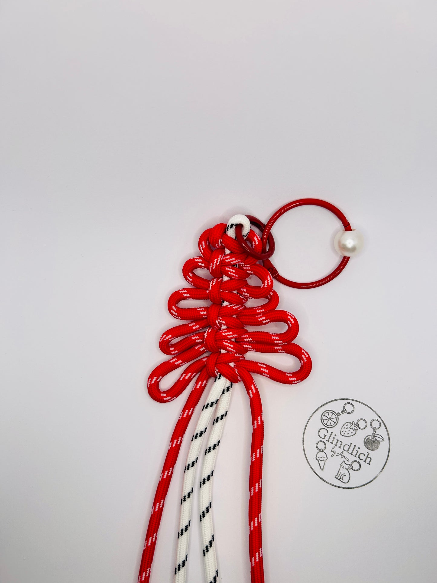 Weihnachtsbaum Taschenanhänger. Geflochtener Paracord Anhänger mit Perlen. Roter oder Grüner Knotenanhänger