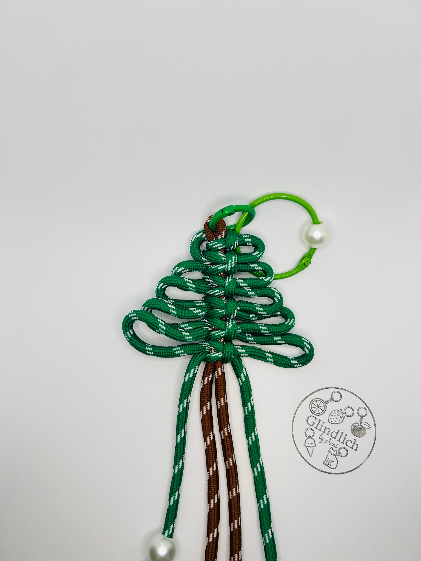 Weihnachtsbaum Taschenanhänger. Geflochtener Paracord Anhänger mit Perlen. Roter oder Grüner Knotenanhänger