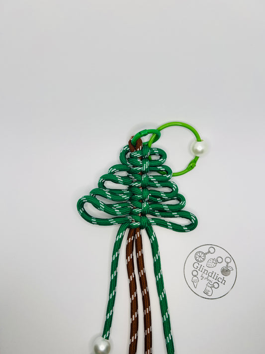 Weihnachtsbaum Taschenanhänger. Geflochtener Paracord Anhänger mit Perlen. Roter oder Grüner Knotenanhänger