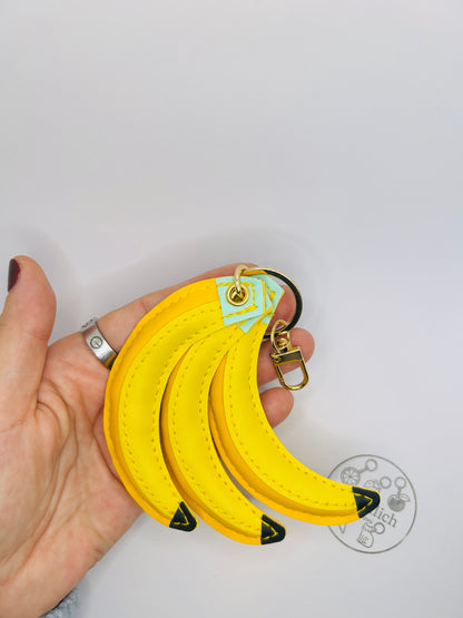 Bananen  als Taschenanhänger. Geschenk für Bananen Fans. Kunstleder in Gelb für Tasche und Rucksack.