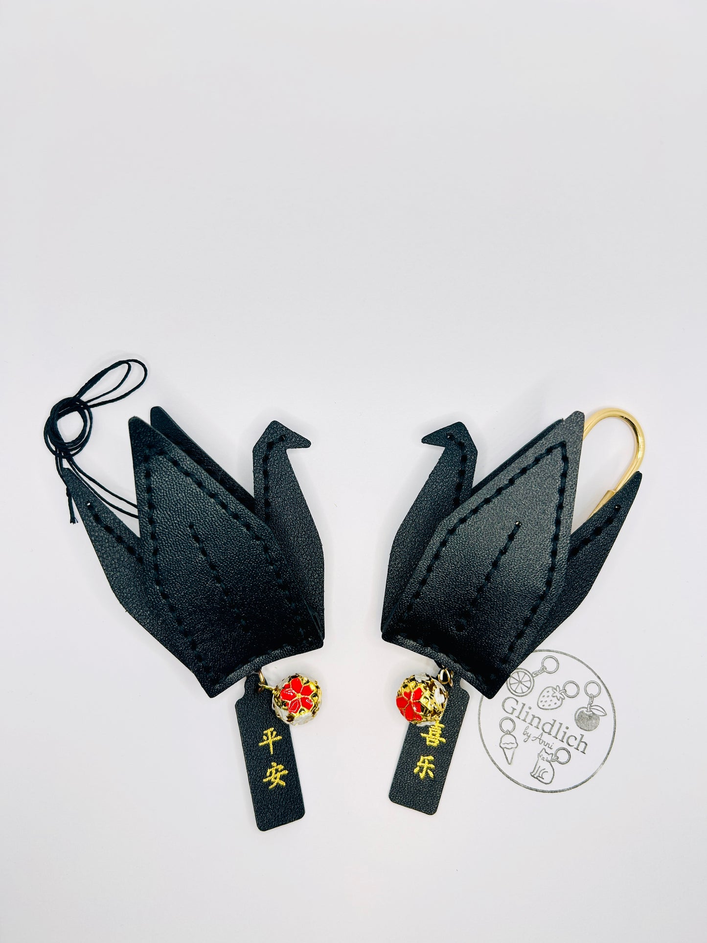 Friedenskranich Bag Charm Symbolischer Taschenanhänger im Origami-Stil. Geschenkidee für Glück & Hoffnung. Kranich Anhänger Kunstleder