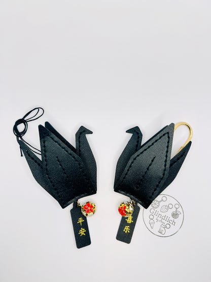 Friedenskranich Bag Charm Symbolischer Taschenanhänger im Origami-Stil. Geschenkidee für Glück & Hoffnung. Kranich Anhänger Kunstleder