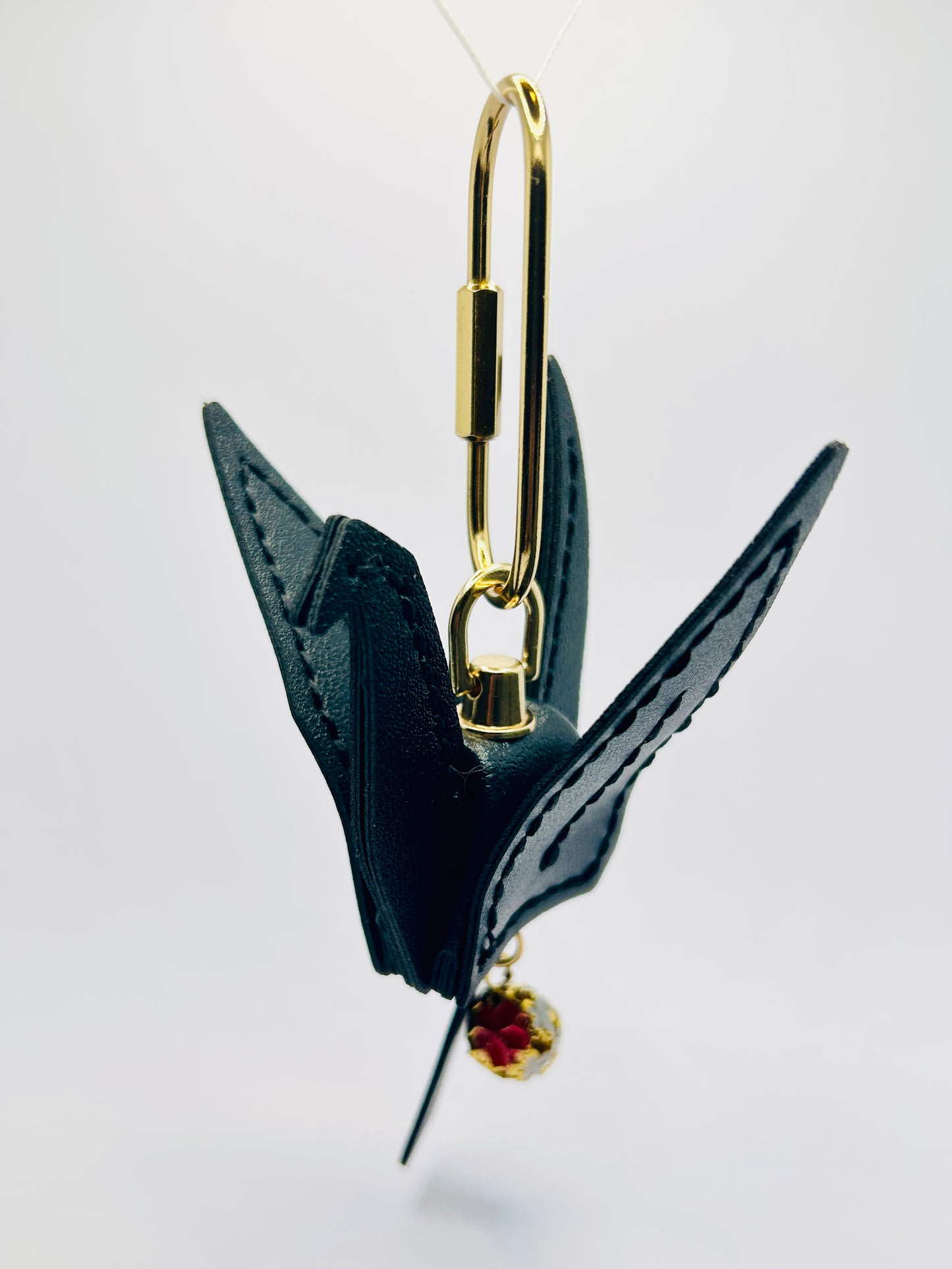Friedenskranich Bag Charm Symbolischer Taschenanhänger im Origami-Stil. Geschenkidee für Glück & Hoffnung. Kranich Anhänger Kunstleder