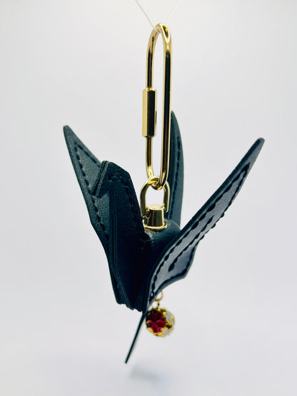Friedenskranich Bag Charm Symbolischer Taschenanhänger im Origami-Stil. Geschenkidee für Glück & Hoffnung. Kranich Anhänger Kunstleder