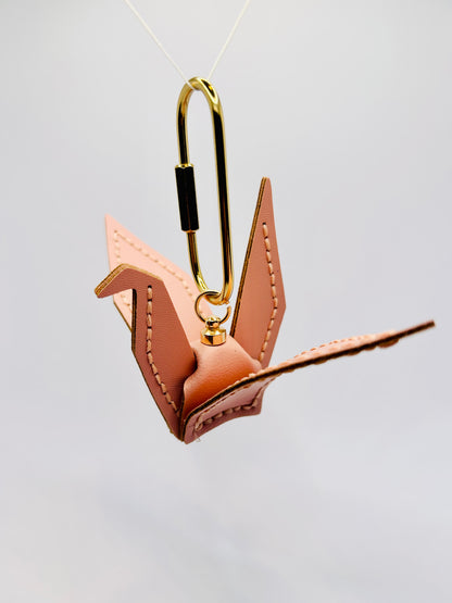 Friedenskranich Bag Charm Symbolischer Taschenanhänger im Origami-Stil. Geschenkidee für Glück & Hoffnung. Kranich Anhänger Kunstleder