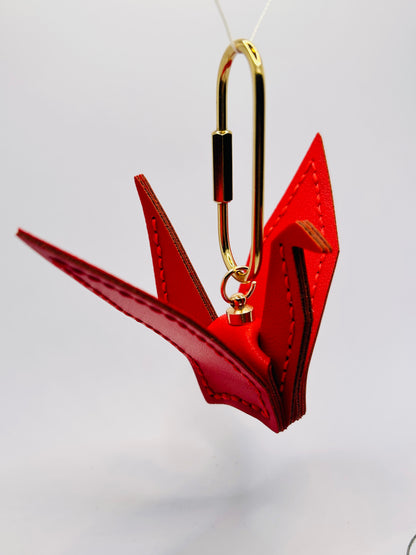 Friedenskranich Bag Charm Symbolischer Taschenanhänger im Origami-Stil. Geschenkidee für Glück & Hoffnung. Kranich Anhänger Kunstleder