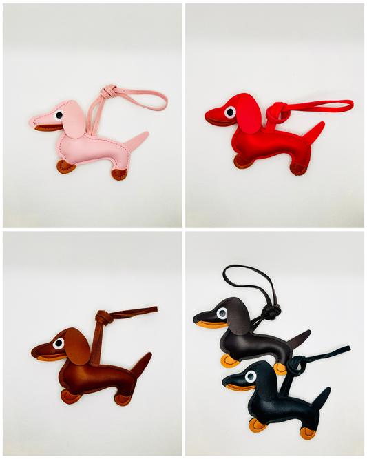 Dackel Taschenanhänger Kunstleder. Verspielter Hundecharm für Tasche, Schlüssel oder Auto
