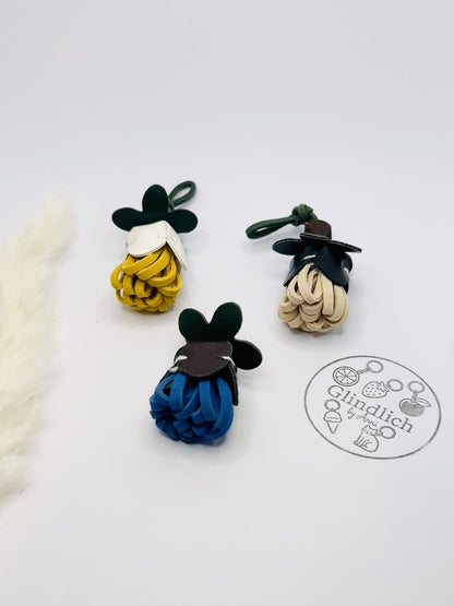 Blütenanhänger. Taschenanhänger in Blumenform. Accessoire aus Kunstleder in Blau, Gelb oder Natur