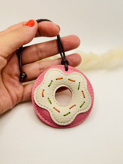 Donut Anhänger Schoko. Kunstleder Taschenanhänger für Auto, Rucksack & Schlüssel