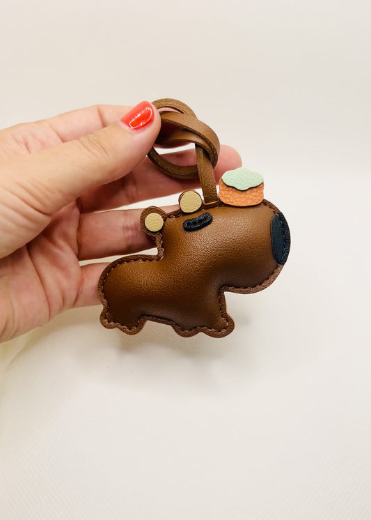 Capybara Schlüsselanhänger Kunstleder. Niedlicher Taschenanhänger für Tierfreunde