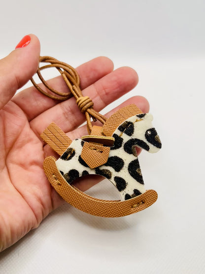 Schaukelpferd Taschenanhänger Kunstleder. Handgemachte Charms im klassischen Stil