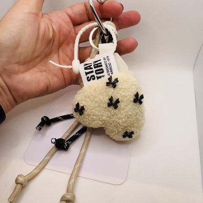Flauschiger Herz Schlüsselanhänger. Plüschiger Taschenanhänger Beige oder Braun. Kuscheliger Bag Charm mit Schleifen.
