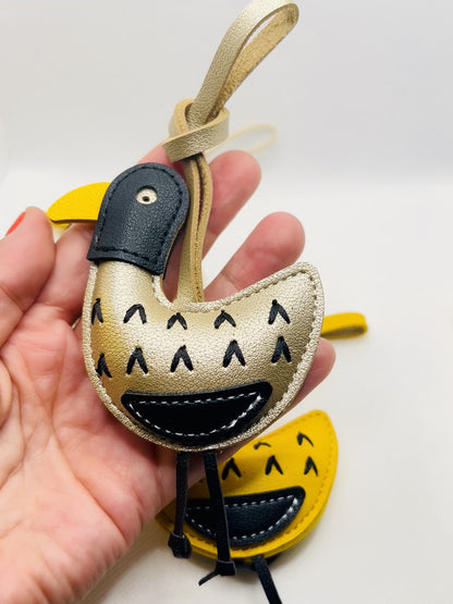 Kunstleder Entchen Anhänger. Lustiges Taschenaccessoire & Geschenkidee für Handy, Tasche & Geldbörse