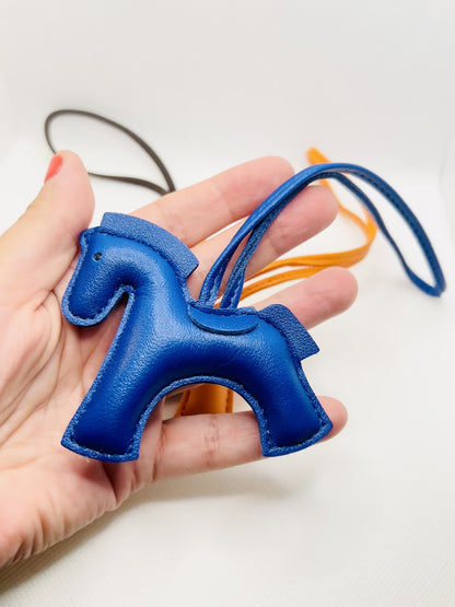 Pferd Taschenanhänger Kunstleder. Reitcharm mit Silhouetten-Design & Riemen