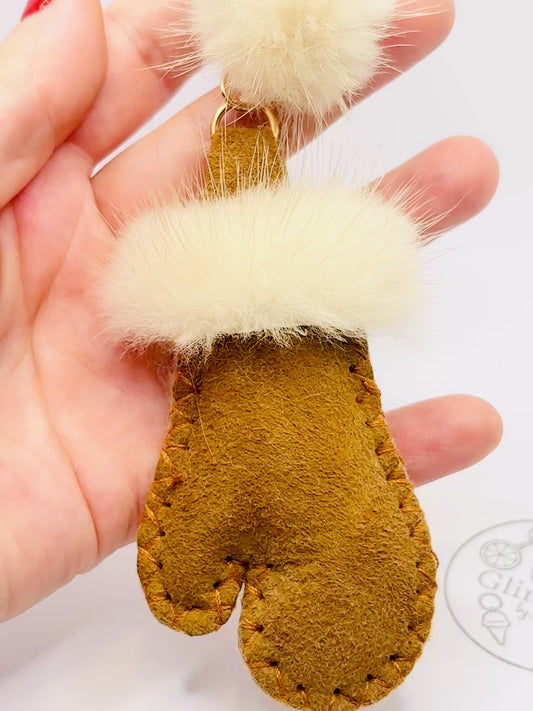 Kuschelige Handschuhe Taschenanhänger. Stylische Fäustlinge im winterlichem Flair