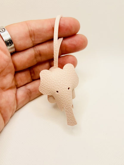 Porte-clés éléphant dessin animé. Breloque de sac colorée en similicuir.
