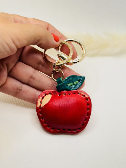 Apfel Schlüsselanhänger aus Rindsleder. Handgefertigter Taschenanhänger, modisch & niedlich