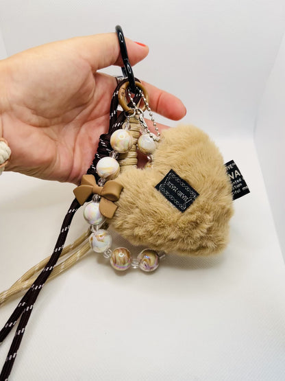 Flauschiger Herz Taschenanhänger in Beige mit Perlen & Schleife. Winterlicher Schlüsselanhänger für Damen