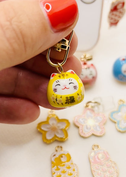 Handy Charm Glückskatze oder Glücksfisch. Japanisches Glücksbringer-Accessoire fürs Smartphone