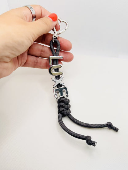 Schlüsselanhänger mit Worten VOID LUXE NOIR ICON. Statement Charm mit silbernem Ring. Tasche & Schlüssel Accessoire