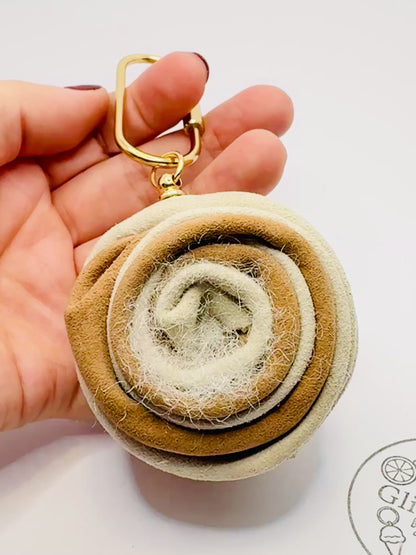 Leder Zimtschnecke. Taschenanhänger aus Echtleder. Handmade Bag Charm in Beige & Braun mit Gold.