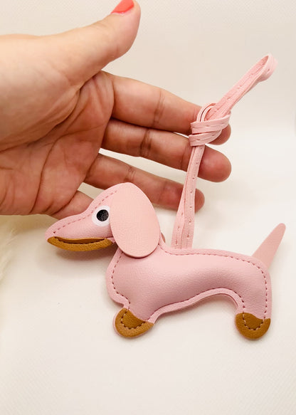Dackel Taschenanhänger Kunstleder. Verspielter Hundecharm für Tasche, Schlüssel oder Auto