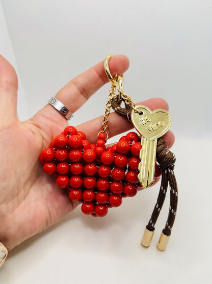 Herz Schlüsselanhänger aus Perlen mit Kordel und „It’s Mine“ Charm. Boho Accessoire für Taschen & Schlüssel