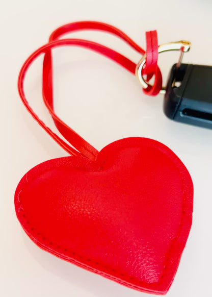 Herz Schlüsselanhänger Rot. Taschenanhänger aus Kunstleder. Liebe zum Mitnehmen